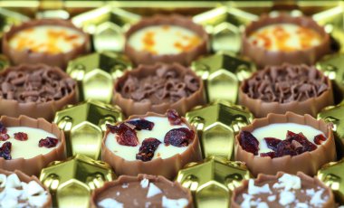Kutusunda çeşitli çikolata şekerleme