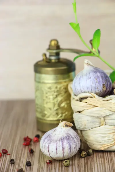 Composición con cabezas de ajo en canasta de mimbre — Foto de Stock