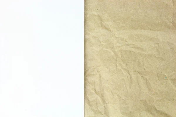 老回收弄皱的纸和白色空白报上顶尖的背景 — 图库照片