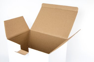 beyaz beyaz zemin üzerine izole karton kutu açıldı