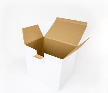 beyaz beyaz zemin üzerine izole karton kutu açıldı