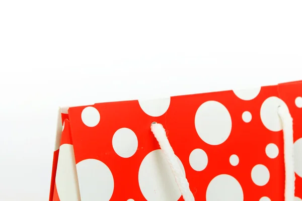 Červený nákupní tašku s polka dot design closeup izolované na bílém — Stock fotografie