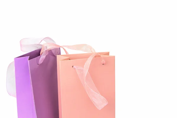 Pastel rosa e lilás coloridos sacos de compras isolados em branco — Fotografia de Stock