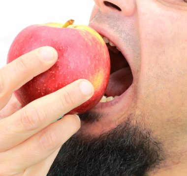 Tatlı bir elma beyaz arka plan üzerinde ısırma erkek ağız