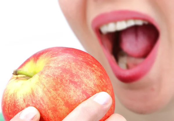 Zbliżenie usta womans gryzienie jabłka na białym tle — Zdjęcie stockowe
