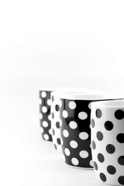 Tasses à pois noir et blanc isolées sur fond blanc — Photo