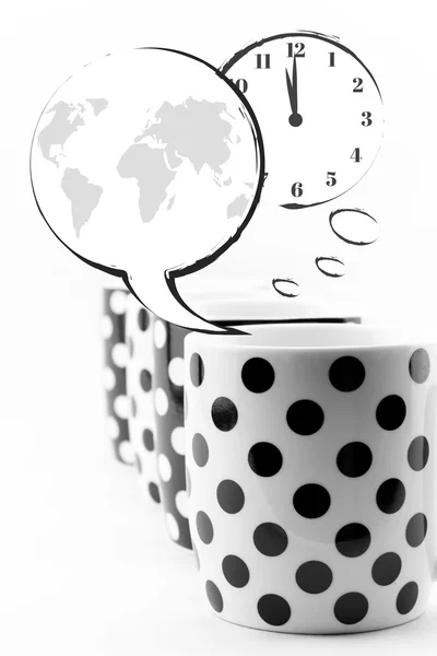 コーヒーマグ カップのスピーチの泡と分離された世界時計 — ストック写真