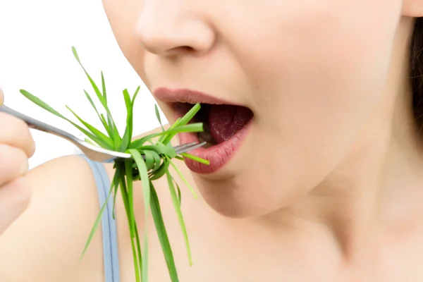 스파게티, 흰색 절연으로 wheatgrass 먹는 포크로 여자. — 스톡 사진