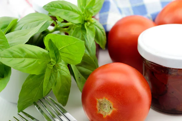 Hojas de albahaca fresca y primer plano de tomate — Foto de Stock