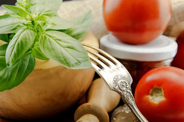 Hojas de albahaca fresca y primer plano de tomate — Foto de Stock