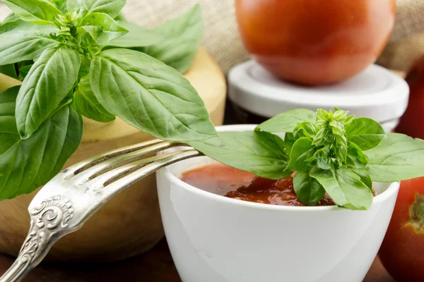 Molho de tomate com folhas de manjericão fresco e tomates — Fotografia de Stock