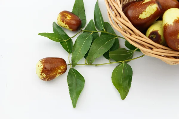 Jujube φρούτα σε ψάθινο καλάθι closeup, σε λευκό φόντο — Φωτογραφία Αρχείου