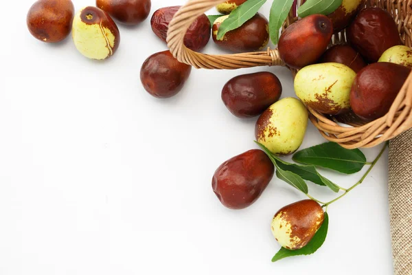 Jujube frutas em vime cesta close-up, no fundo branco — Fotografia de Stock