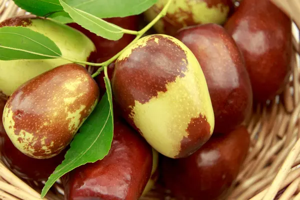 Jujube frutas en canasta de mimbre primer plano —  Fotos de Stock