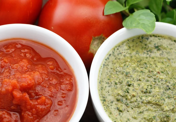 Pesto und Tomatensauce mit frischen Basilikumblättern und Tomaten — Stockfoto