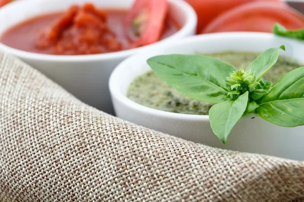 Pesto y salsa de tomate con hojas de albahaca fresca y tomates — Foto de Stock