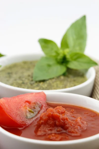 Molho de tomate e pesto com folhas de manjericão fresco, isolado em branco — Fotografia de Stock