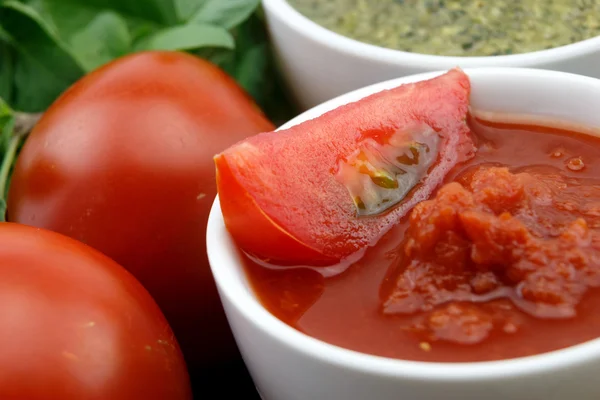 Salsa de tomate con tomates frescos de cerca — Foto de Stock