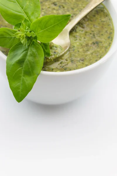 Molho de pesto e folhas de manjericão, isolados sobre fundo branco — Fotografia de Stock