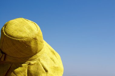 Kadının kafasını geri güneş şapka ve mavi gökyüzü ile