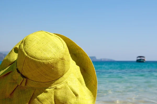 Parte de trás da cabeça da mulher com chapéu de sol e céu azul com mar — Fotografia de Stock