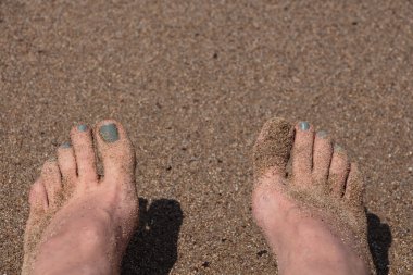 Kum üzerinde su ıslak kadın ayakları