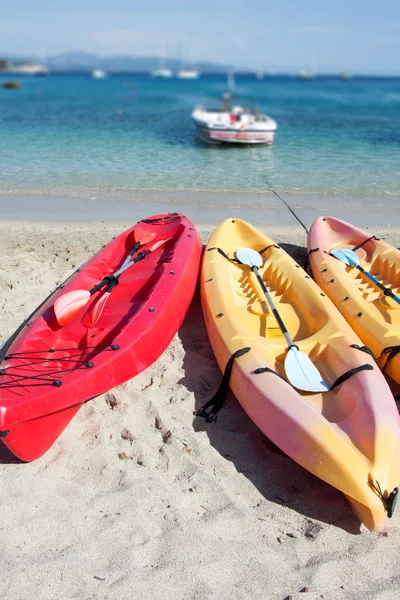 Barcos de caiaque com remos na praia ensolarada junto ao mar . — Fotografia de Stock