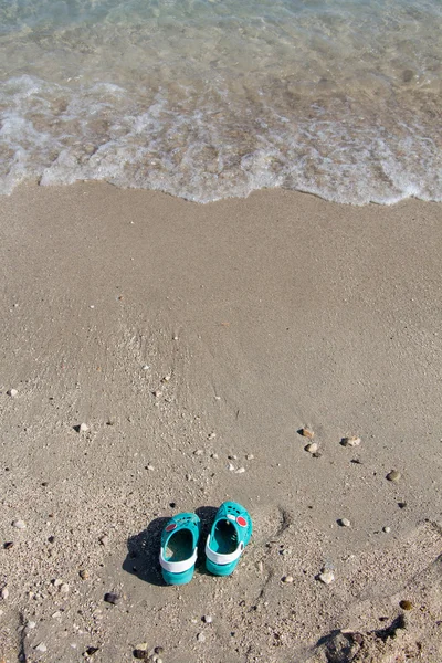 Crocs ıslak kum plajındaki su tarafından — Stok fotoğraf