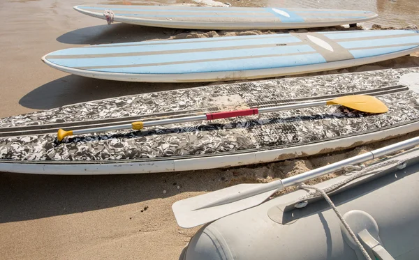 Tavole da surf in fila sulla spiaggia soleggiata in riva al mare . — Foto Stock