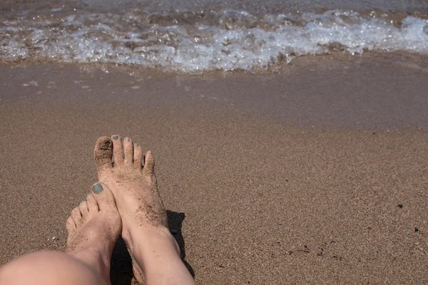 Υγρά πόδια θηλυκό από το νερό στην άμμο — Φωτογραφία Αρχείου