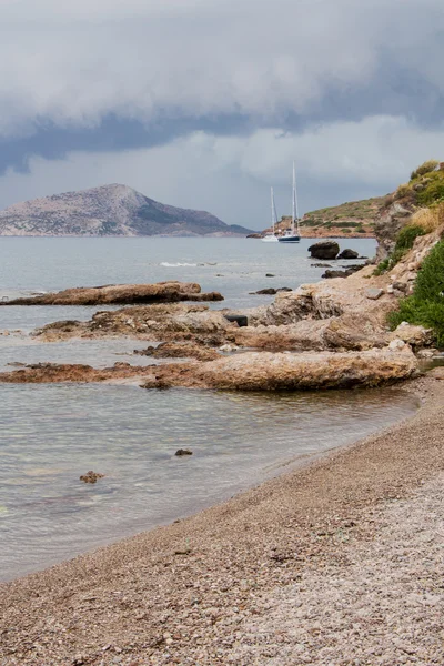 Vor Sturm dramatische Seenlandschaft mit Yachten — Stockfoto