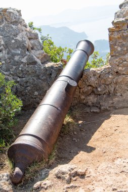 Yıkık duvar antik metal top