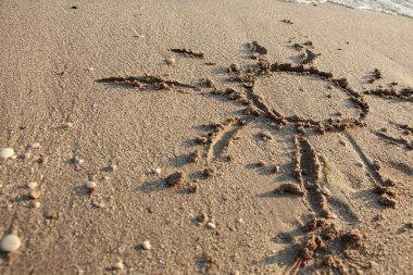 Güneş arka plan Sandy beach el ile çizilmiş