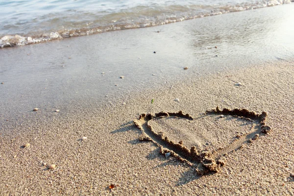 Spiaggia di sabbia con sfondo cuore disegnato a mano — Foto Stock