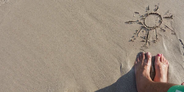 Υγρή άμμο φόντο με του ανθρώπου και της γυναίκας πόδια και ήλιο, αντλώντας από την άμμο. — Φωτογραφία Αρχείου