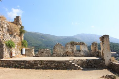 Antik duvar arka planda dağlar ile terk