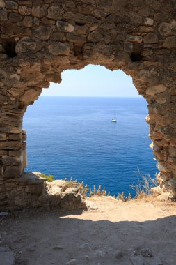 Terk edilmiş eski yıkık duvar delik ve Deniz Manzaralı