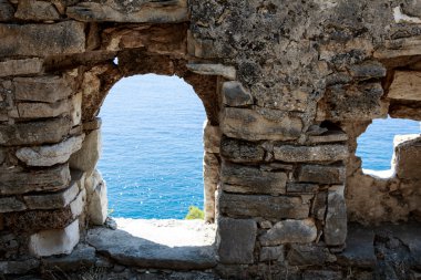 Terk edilmiş eski yıkık duvar windows ve Deniz Manzaralı