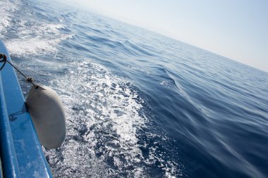 Beyaz fender ile tekne arası su izi ile deniz manzarası