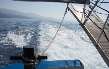 Bir tekne closeup arkasında deniz ve dağ manzaralı bir Köprüsü
