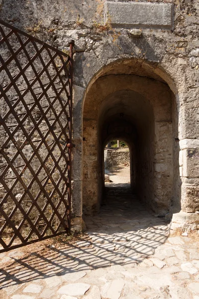 Ancienne porte en pierre avec porte métallique — Photo