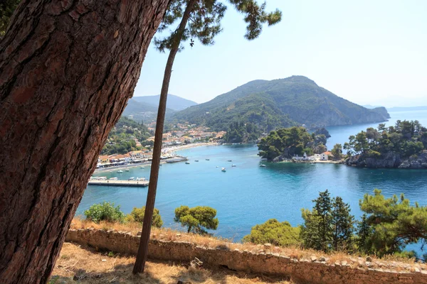 Parga Řecko bay s ostrovem a kostel — Stock fotografie