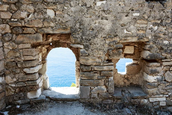 Terk edilmiş eski yıkık duvar windows ve Deniz Manzaralı — Stok fotoğraf