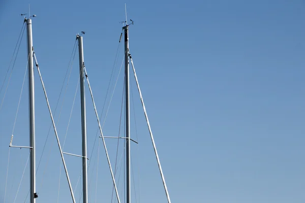 Bastones de barco de vela contra fondo azul cielo . — Foto de Stock