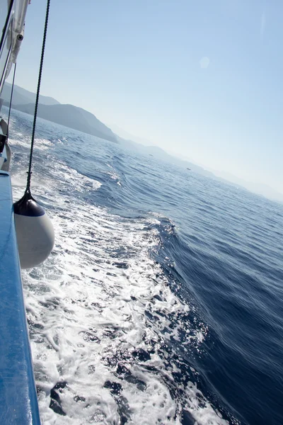 Paisaje marino con estela de agua desde el barco con guardabarros de bolas blancas — Foto de Stock