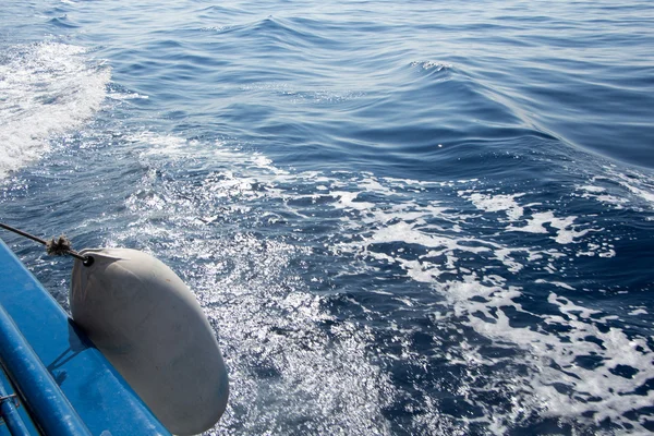 Seestück mit Wasserspur vom Boot mit weißem Schutzblech — Stockfoto