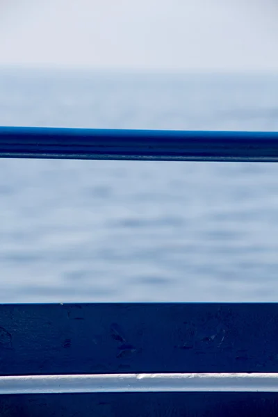 Boot deel blauwe balustrades met blured zee achtergrond — Stockfoto