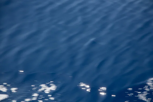 Fondo abstracto de la superficie de agua azul profunda con luces — Foto de Stock