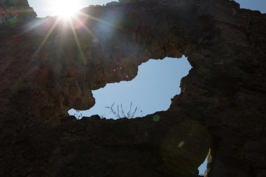 Eski yıkık duvar delik ve güneş parlama ile terk