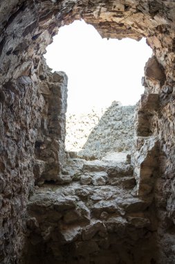 Terk edilmiş eski yıkık kapı ile güneş ışığı ile